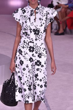 New York, Ny - Eylül 07: Bir model yürür pist için Kate Spade New York'ta New York City New York moda haftası New York Halk Kütüphanesi, 7 Eylül 2018.