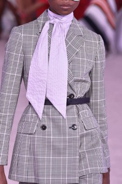 New York, Ny - Eylül 07: Bir model yürür pist için Kate Spade New York'ta New York City New York moda haftası New York Halk Kütüphanesi, 7 Eylül 2018.