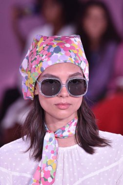 New York, Ny - Eylül 07: Bir model yürür pist için Kate Spade New York'ta New York City New York moda haftası New York Halk Kütüphanesi, 7 Eylül 2018.