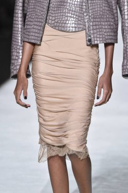 New York, Ny - Eylül 05: Tom Ford moda sırasında pist Show'da Eylül 2018 New York moda haftası Park Caddesi Tophane, 5 Eylül 2018 New York'ta bir modeli yürür.. 