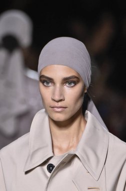 New York, Ny - Eylül 05: Tom Ford moda sırasında pist Show'da Eylül 2018 New York moda haftası Park Caddesi Tophane, 5 Eylül 2018 New York'ta bir modeli yürür.. 