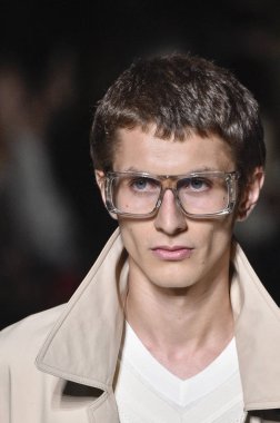 New York, Ny - Eylül 05: Tom Ford moda sırasında pist Show'da Eylül 2018 New York moda haftası Park Caddesi Tophane, 5 Eylül 2018 New York'ta bir modeli yürür.. 