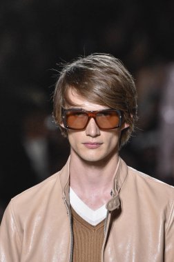 New York, Ny - Eylül 05: Tom Ford moda sırasında pist Show'da Eylül 2018 New York moda haftası Park Caddesi Tophane, 5 Eylül 2018 New York'ta bir modeli yürür.. 