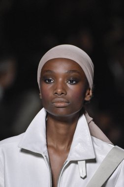 New York, Ny - Eylül 05: Tom Ford moda sırasında pist Show'da Eylül 2018 New York moda haftası Park Caddesi Tophane, 5 Eylül 2018 New York'ta bir modeli yürür.. 