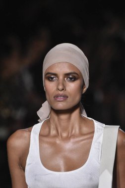 New York, Ny - Eylül 05: Tom Ford moda sırasında pist Show'da Eylül 2018 New York moda haftası Park Caddesi Tophane, 5 Eylül 2018 New York'ta bir modeli yürür.. 
