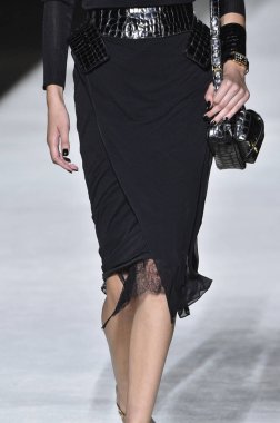 New York, Ny - Eylül 05: Tom Ford moda sırasında pist Show'da Eylül 2018 New York moda haftası Park Caddesi Tophane, 5 Eylül 2018 New York'ta bir modeli yürür.. 