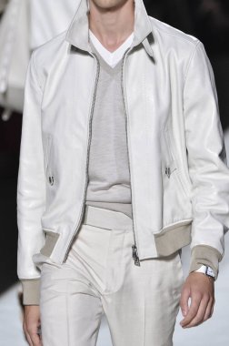 New York, Ny - Eylül 05: Tom Ford moda sırasında pist Show'da Eylül 2018 New York moda haftası Park Caddesi Tophane, 5 Eylül 2018 New York'ta bir modeli yürür.. 