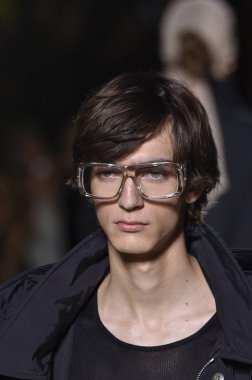 New York, Ny - Eylül 05: Tom Ford moda sırasında pist Show'da Eylül 2018 New York moda haftası Park Caddesi Tophane, 5 Eylül 2018 New York'ta bir modeli yürür.. 