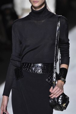 New York, Ny - Eylül 05: Tom Ford moda sırasında pist Show'da Eylül 2018 New York moda haftası Park Caddesi Tophane, 5 Eylül 2018 New York'ta bir modeli yürür.. 