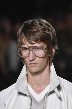 New York, Ny - Eylül 05: Tom Ford moda sırasında pist Show'da Eylül 2018 New York moda haftası Park Caddesi Tophane, 5 Eylül 2018 New York'ta bir modeli yürür.. 