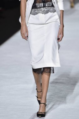 New York, Ny - Eylül 05: Tom Ford moda sırasında pist Show'da Eylül 2018 New York moda haftası Park Caddesi Tophane, 5 Eylül 2018 New York'ta bir modeli yürür.. 