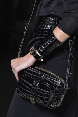 New York, Ny - Eylül 05: Tom Ford moda sırasında pist Show'da Eylül 2018 New York moda haftası Park Caddesi Tophane, 5 Eylül 2018 New York'ta bir modeli yürür.. 