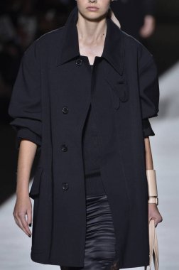 New York, Ny - Eylül 05: Tom Ford moda sırasında pist Show'da Eylül 2018 New York moda haftası Park Caddesi Tophane, 5 Eylül 2018 New York'ta bir modeli yürür.. 