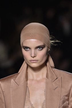 New York, Ny - Eylül 05: Tom Ford moda sırasında pist Show'da Eylül 2018 New York moda haftası Park Caddesi Tophane, 5 Eylül 2018 New York'ta bir modeli yürür.. 