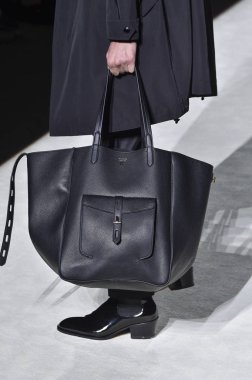 New York, Ny - Eylül 05: Tom Ford moda sırasında pist Show'da Eylül 2018 New York moda haftası Park Caddesi Tophane, 5 Eylül 2018 New York'ta bir modeli yürür.. 