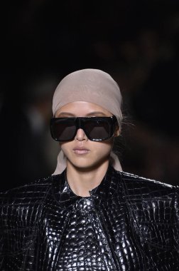 New York, Ny - Eylül 05: Tom Ford moda sırasında pist Show'da Eylül 2018 New York moda haftası Park Caddesi Tophane, 5 Eylül 2018 New York'ta bir modeli yürür.. 