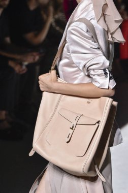 New York, Ny - Eylül 05: Tom Ford moda sırasında pist Show'da Eylül 2018 New York moda haftası Park Caddesi Tophane, 5 Eylül 2018 New York'ta bir modeli yürür.. 