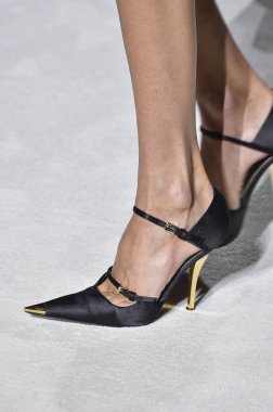 New York, Ny - Eylül 05: Tom Ford moda sırasında pist Show'da Eylül 2018 New York moda haftası Park Caddesi Tophane, 5 Eylül 2018 New York'ta bir modeli yürür.. 