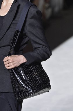 New York, Ny - Eylül 05: Tom Ford moda sırasında pist Show'da Eylül 2018 New York moda haftası Park Caddesi Tophane, 5 Eylül 2018 New York'ta bir modeli yürür.. 