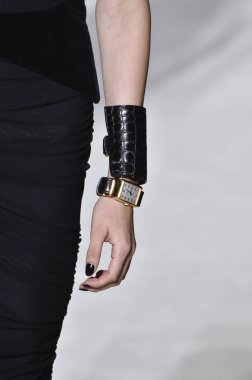 New York, Ny - Eylül 05: Tom Ford moda sırasında pist Show'da Eylül 2018 New York moda haftası Park Caddesi Tophane, 5 Eylül 2018 New York'ta bir modeli yürür.. 