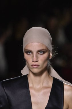 New York, Ny - Eylül 05: Tom Ford moda sırasında pist Show'da Eylül 2018 New York moda haftası Park Caddesi Tophane, 5 Eylül 2018 New York'ta bir modeli yürür.. 