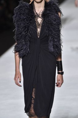 New York, Ny - Eylül 05: Tom Ford moda sırasında pist Show'da Eylül 2018 New York moda haftası Park Caddesi Tophane, 5 Eylül 2018 New York'ta bir modeli yürür.. 