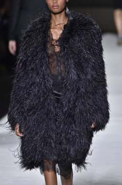 New York, Ny - Eylül 05: Tom Ford moda sırasında pist Show'da Eylül 2018 New York moda haftası Park Caddesi Tophane, 5 Eylül 2018 New York'ta bir modeli yürür.. 