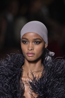 New York, Ny - Eylül 05: Tom Ford moda sırasında pist Show'da Eylül 2018 New York moda haftası Park Caddesi Tophane, 5 Eylül 2018 New York'ta bir modeli yürür.. 