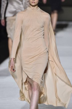 New York, Ny - Eylül 05: Tom Ford moda sırasında pist Show'da Eylül 2018 New York moda haftası Park Caddesi Tophane, 5 Eylül 2018 New York'ta bir modeli yürür.. 