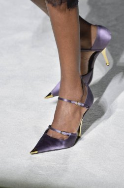 New York, Ny - Eylül 05: Tom Ford moda sırasında pist Show'da Eylül 2018 New York moda haftası Park Caddesi Tophane, 5 Eylül 2018 New York'ta bir modeli yürür.. 