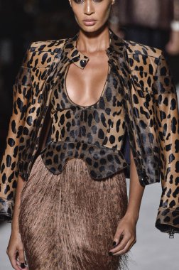 New York, Ny - Eylül 05: Tom Ford moda sırasında pist Show'da Eylül 2018 New York moda haftası Park Caddesi Tophane, 5 Eylül 2018 New York'ta bir modeli yürür.. 