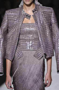 New York, Ny - Eylül 05: Tom Ford moda sırasında pist Show'da Eylül 2018 New York moda haftası Park Caddesi Tophane, 5 Eylül 2018 New York'ta bir modeli yürür.. 