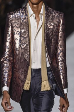 New York, Ny - Eylül 05: Tom Ford moda sırasında pist Show'da Eylül 2018 New York moda haftası Park Caddesi Tophane, 5 Eylül 2018 New York'ta bir modeli yürür.. 