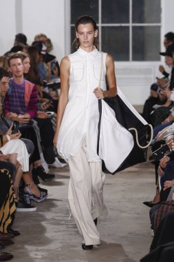 New York, Ny - 10 Eylül: pist Proenza Schouler ilkbahar/yaz 2019 moda New York'ta 10 Eylül 2018 tarihinde New York moda haftası sırasında göstermek bir model yürür.