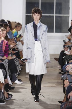 New York, Ny - 10 Eylül: pist Proenza Schouler ilkbahar/yaz 2019 moda New York'ta 10 Eylül 2018 tarihinde New York moda haftası sırasında göstermek bir model yürür.