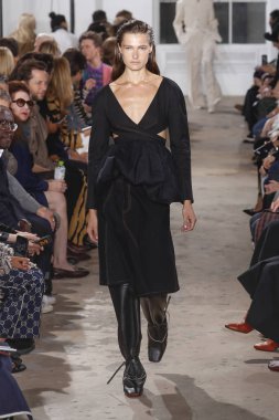 New York, Ny - 10 Eylül: pist Proenza Schouler ilkbahar/yaz 2019 moda New York'ta 10 Eylül 2018 tarihinde New York moda haftası sırasında göstermek bir model yürür.