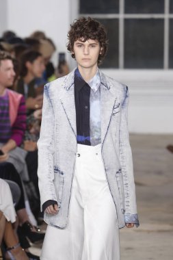 New York, Ny - 10 Eylül: pist Proenza Schouler ilkbahar/yaz 2019 moda New York'ta 10 Eylül 2018 tarihinde New York moda haftası sırasında göstermek bir model yürür.