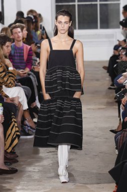 New York, Ny - 10 Eylül: pist Proenza Schouler ilkbahar/yaz 2019 moda New York'ta 10 Eylül 2018 tarihinde New York moda haftası sırasında göstermek bir model yürür.