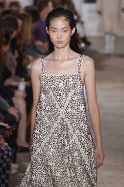New York, Ny - 10 Eylül: pist Proenza Schouler ilkbahar/yaz 2019 moda New York'ta 10 Eylül 2018 tarihinde New York moda haftası sırasında göstermek bir model yürür.