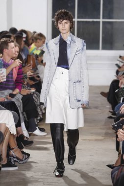 New York, Ny - 10 Eylül: pist Proenza Schouler ilkbahar/yaz 2019 moda New York'ta 10 Eylül 2018 tarihinde New York moda haftası sırasında göstermek bir model yürür.
