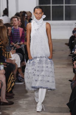 New York, Ny - 10 Eylül: pist Proenza Schouler ilkbahar/yaz 2019 moda New York'ta 10 Eylül 2018 tarihinde New York moda haftası sırasında göstermek bir model yürür.