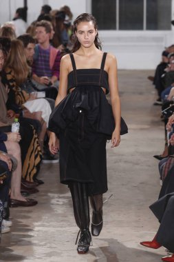 New York, Ny - 10 Eylül: pist Proenza Schouler ilkbahar/yaz 2019 moda New York'ta 10 Eylül 2018 tarihinde New York moda haftası sırasında göstermek bir model yürür.