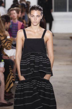 New York, Ny - 10 Eylül: pist Proenza Schouler ilkbahar/yaz 2019 moda New York'ta 10 Eylül 2018 tarihinde New York moda haftası sırasında göstermek bir model yürür.