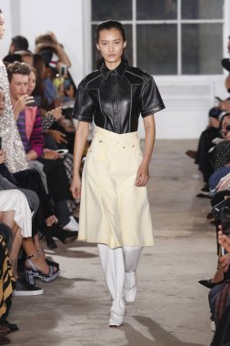 New York, Ny - 10 Eylül: pist Proenza Schouler ilkbahar/yaz 2019 moda New York'ta 10 Eylül 2018 tarihinde New York moda haftası sırasında göstermek bir model yürür.