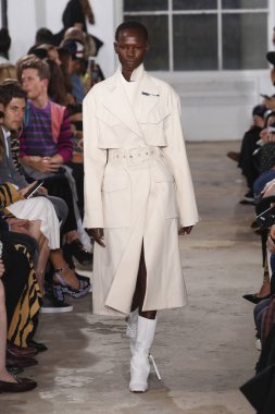 New York, Ny - 10 Eylül: pist Proenza Schouler ilkbahar/yaz 2019 moda New York'ta 10 Eylül 2018 tarihinde New York moda haftası sırasında göstermek bir model yürür.