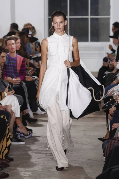 9月10日 在2018年9月10日纽约时装周期间 一位模特在 Proenza Schouler Spring 2019 夏季时装秀上走在跑道上 — 图库照片