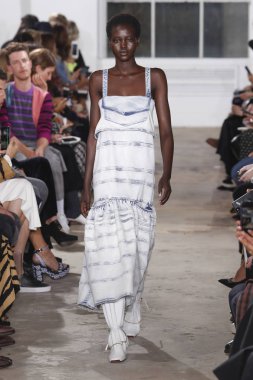 New York, Ny - 10 Eylül: pist Proenza Schouler ilkbahar/yaz 2019 moda New York'ta 10 Eylül 2018 tarihinde New York moda haftası sırasında göstermek bir model yürür.
