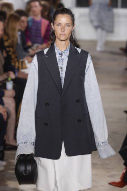 New York, Ny - 10 Eylül: pist Proenza Schouler ilkbahar/yaz 2019 moda New York'ta 10 Eylül 2018 tarihinde New York moda haftası sırasında göstermek bir model yürür.