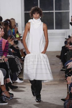 New York, Ny - 10 Eylül: pist Proenza Schouler ilkbahar/yaz 2019 moda New York'ta 10 Eylül 2018 tarihinde New York moda haftası sırasında göstermek bir model yürür.