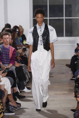 New York, Ny - 10 Eylül: pist Proenza Schouler ilkbahar/yaz 2019 moda New York'ta 10 Eylül 2018 tarihinde New York moda haftası sırasında göstermek bir model yürür.